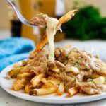 plate of chicken poutine