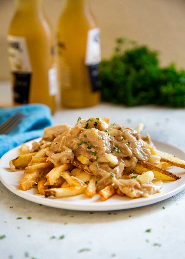 plate of chicken poutine
