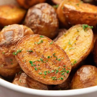 close up: crispy roasted gold potatoes