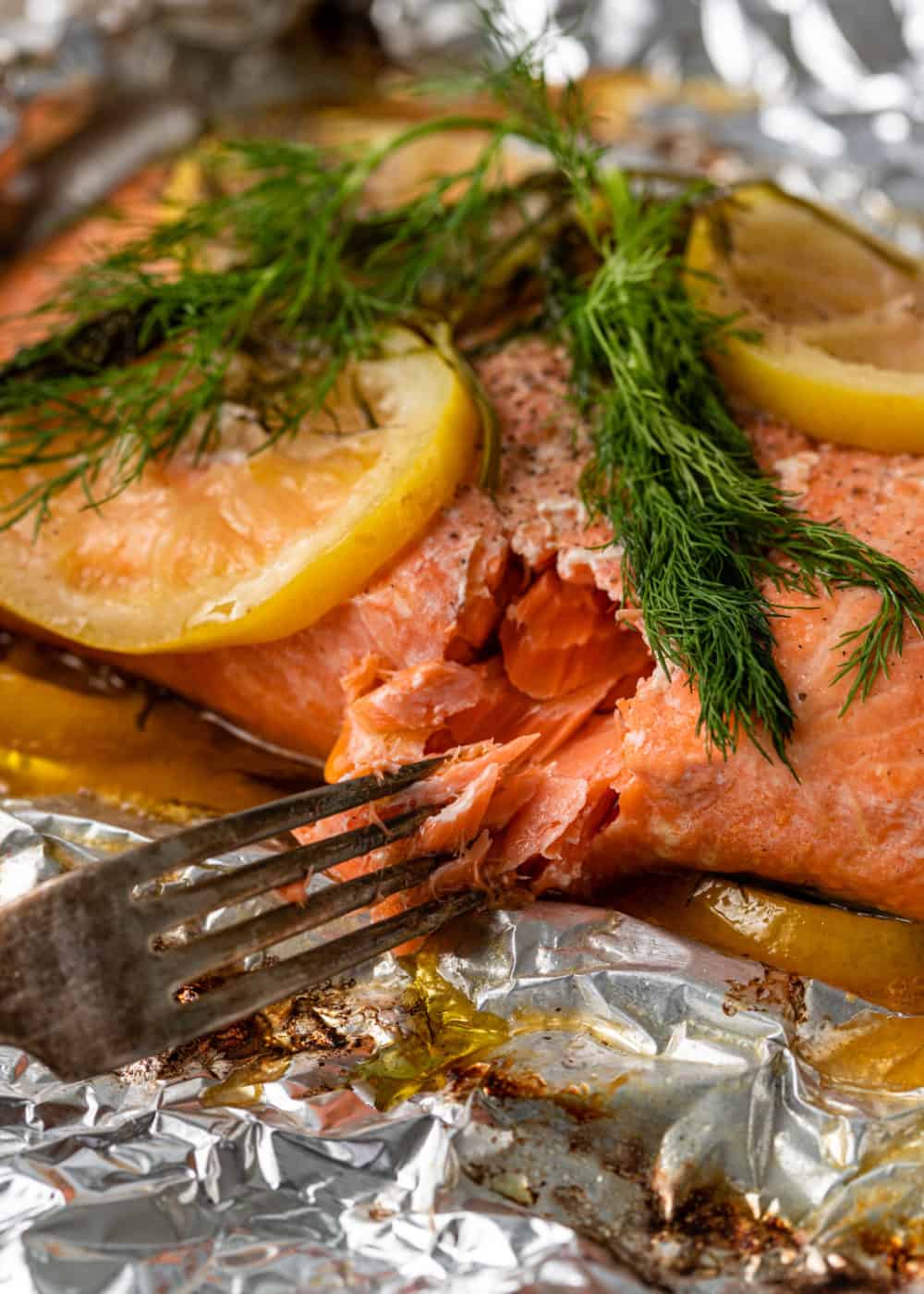 grilled salmon in foil with fresh dill and lemon slices
